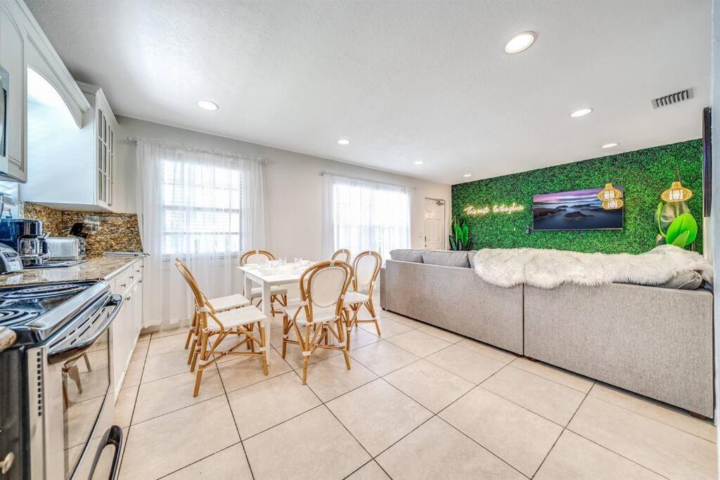 Apartment Palm Wave Says - Quietness In Location West Palm Beach