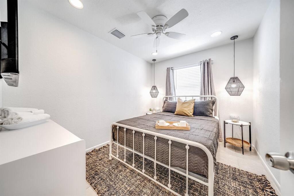 Palm Wave Says - Quietness In Location Apartment