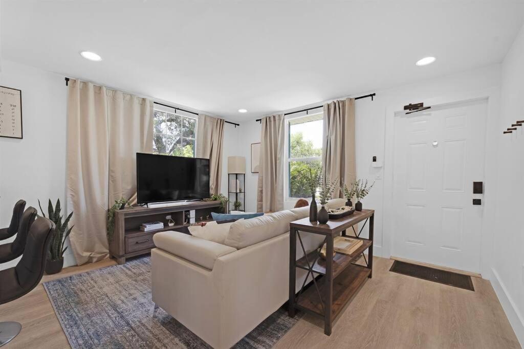 Palm Wave Says - 5 Min To Locations Apartment *