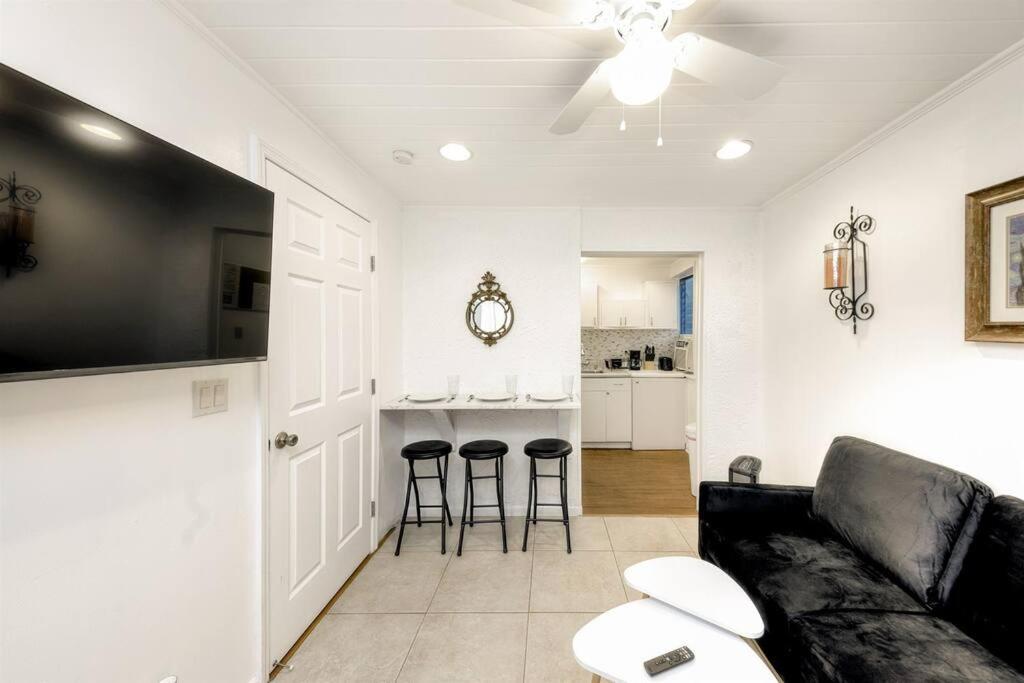 Tucked Away - Intercostal 1 Block - Palm Wave Says West Palm Beach