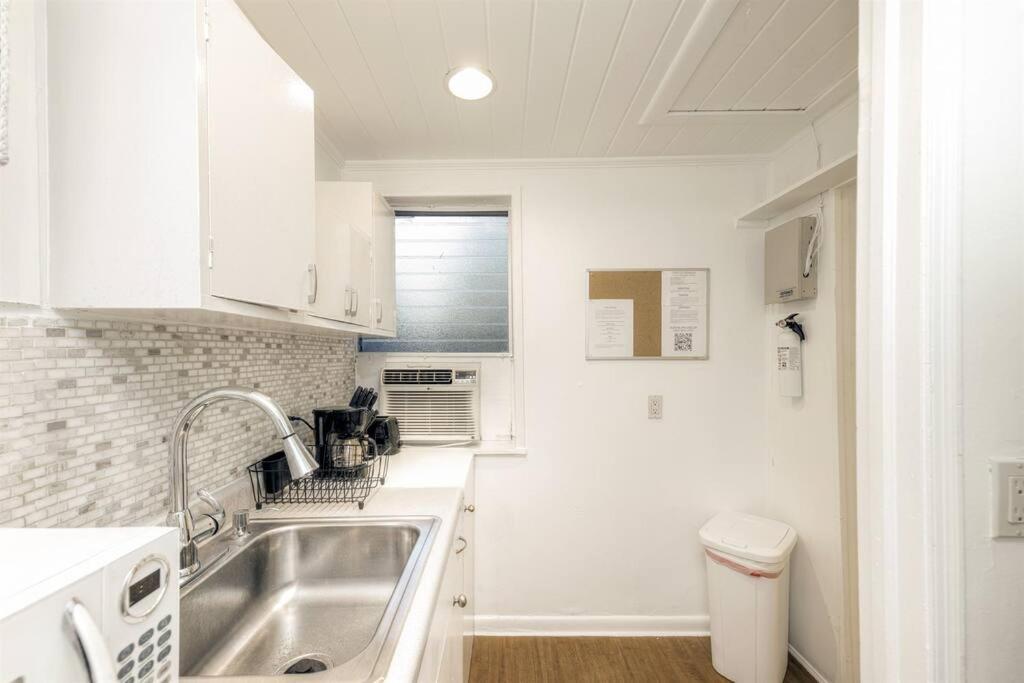 Tucked Away - Intercostal 1 Block - Palm Wave Says West Palm Beach