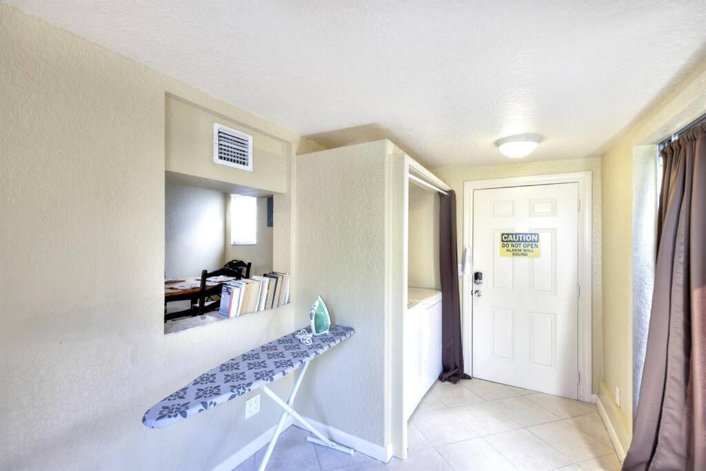 Palm Wave Says - Cozy - 2 Jacuzzis - Quiet Street Apartment West Palm Beach