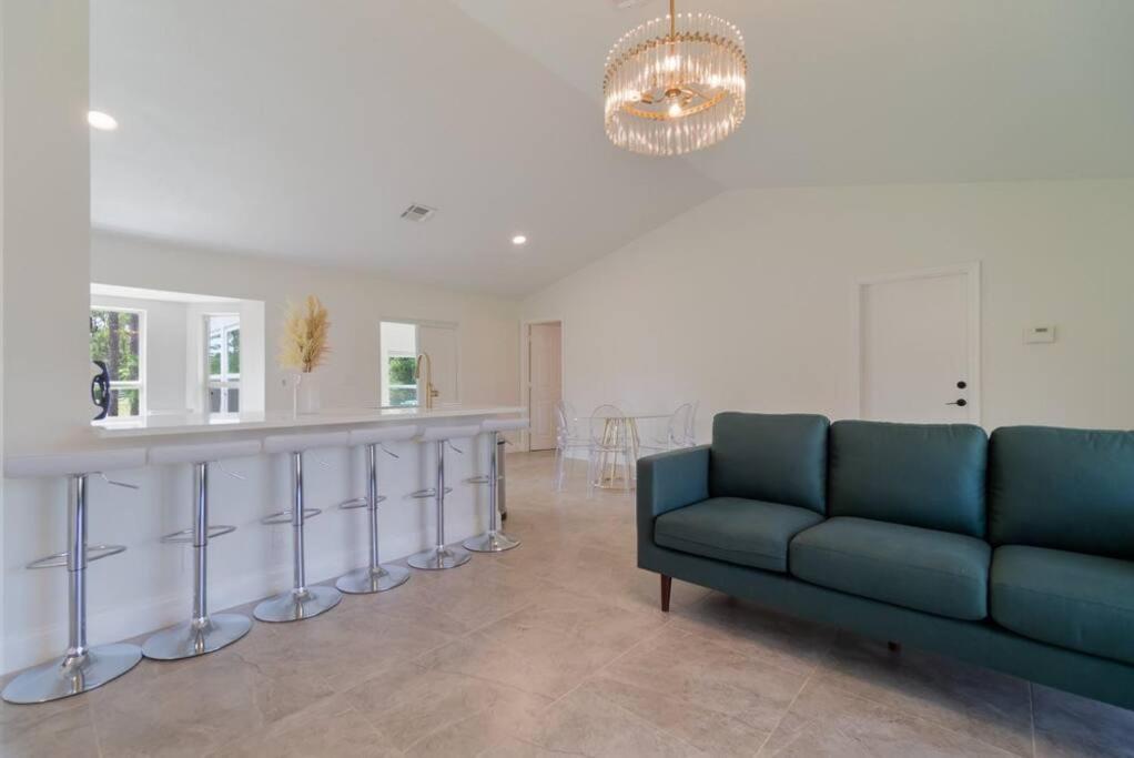 The Retreat - 11 Beds, Huge Backyard West Palm Beach