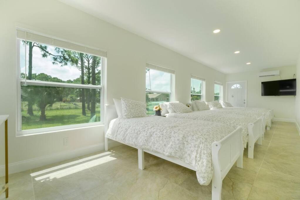 The Retreat - 11 Beds, Huge Backyard West Palm Beach