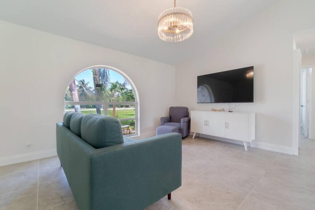 The Retreat - 11 Beds, Huge Backyard Holiday home