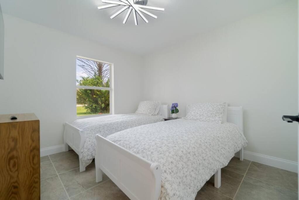The Retreat - 11 Beds, Huge Backyard Holiday home *