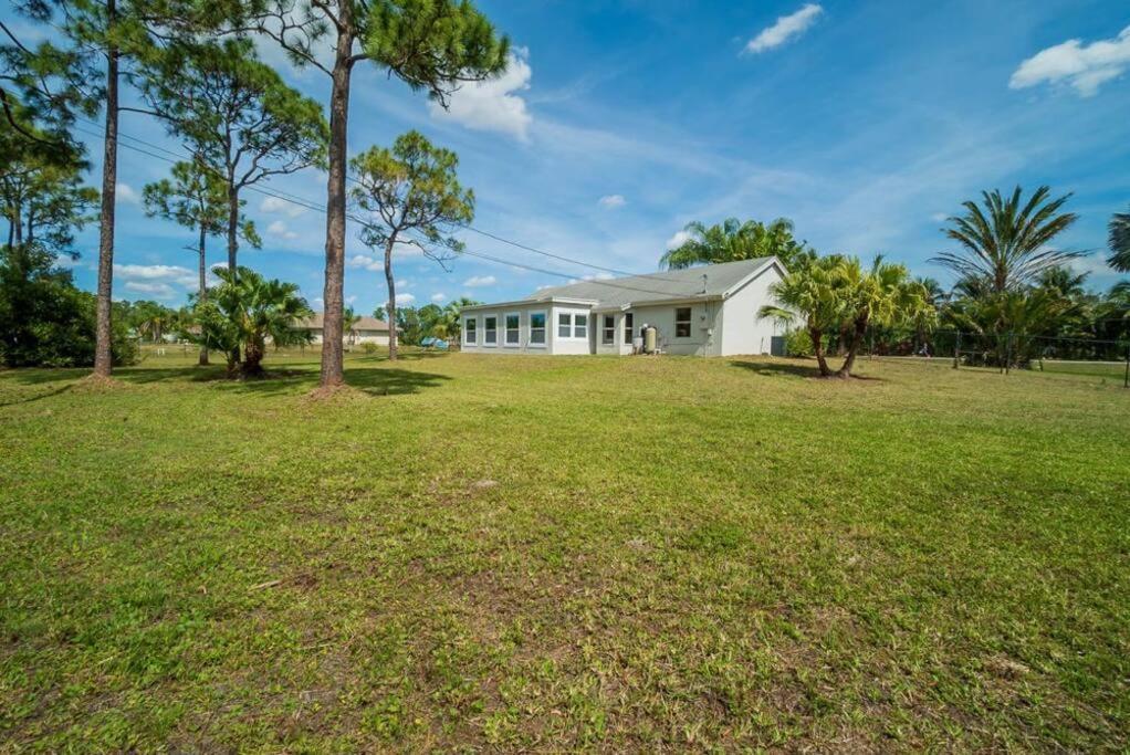 The Retreat - 11 Beds, Huge Backyard Holiday home