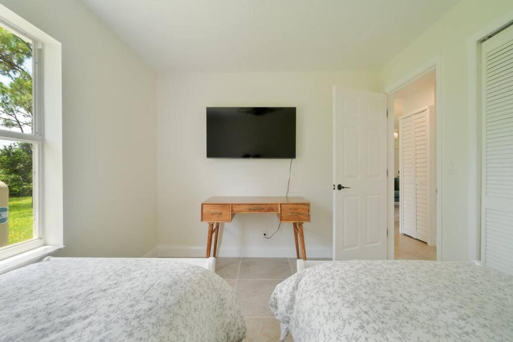 The Retreat - 11 Beds, Huge Backyard Holiday home *