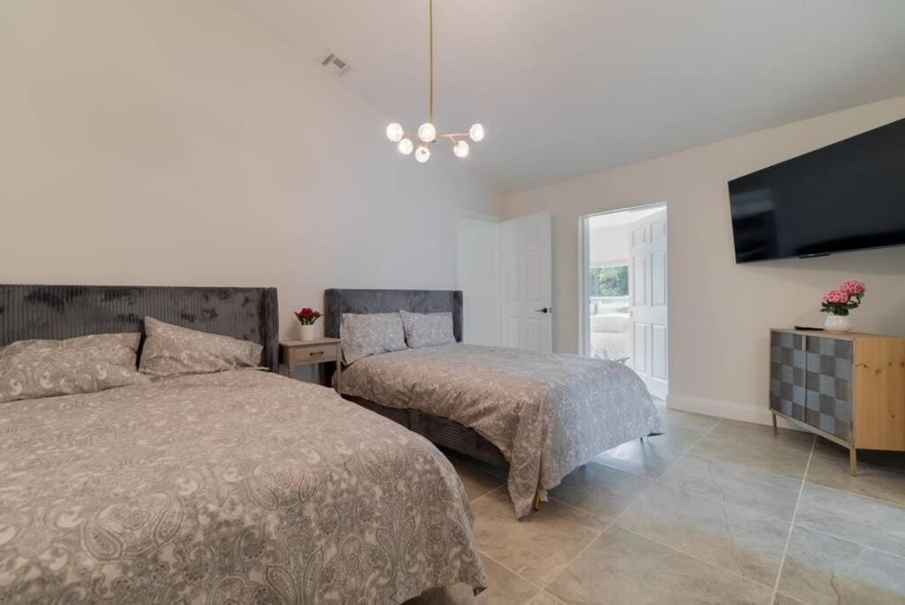 The Retreat - 11 Beds, Huge Backyard Holiday home West Palm Beach
