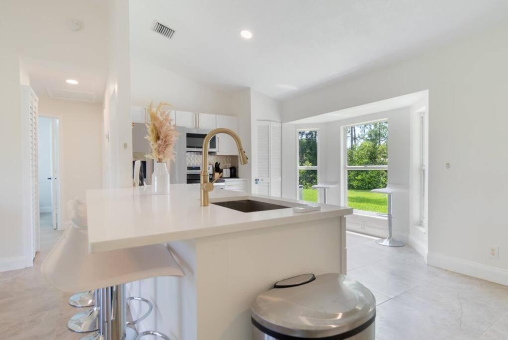 The Retreat - 11 Beds, Huge Backyard Holiday home West Palm Beach