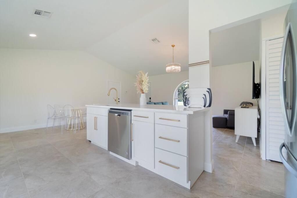 The Retreat - 11 Beds, Huge Backyard West Palm Beach