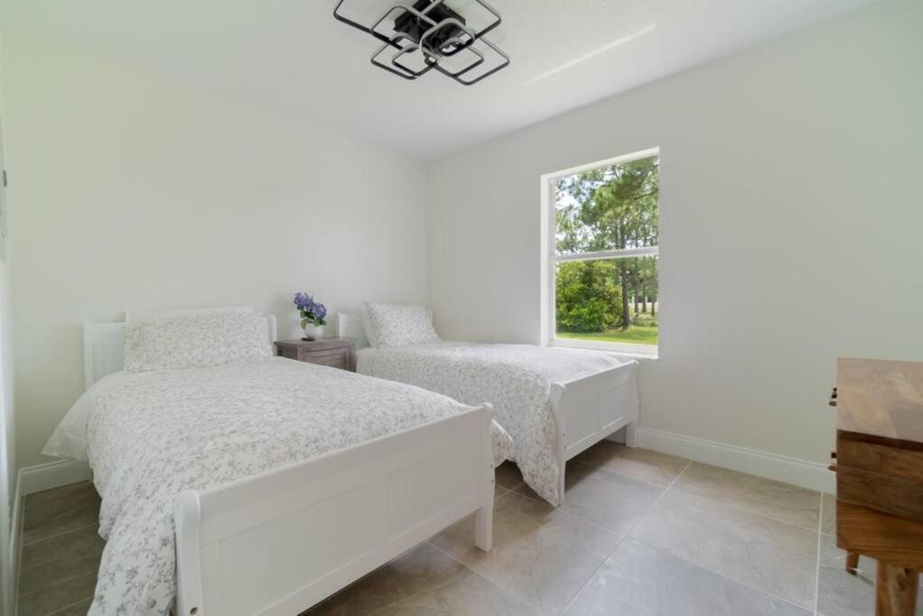 The Retreat - 11 Beds, Huge Backyard Holiday home *