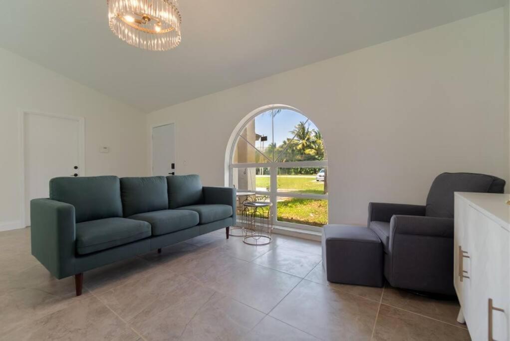 The Retreat - 11 Beds, Huge Backyard Holiday home West Palm Beach