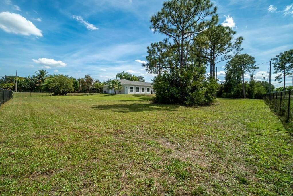 The Retreat - 11 Beds, Huge Backyard *