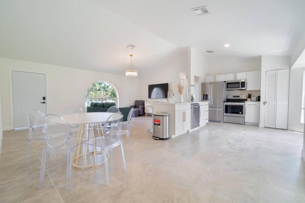 The Retreat - 11 Beds, Huge Backyard Holiday home West Palm Beach