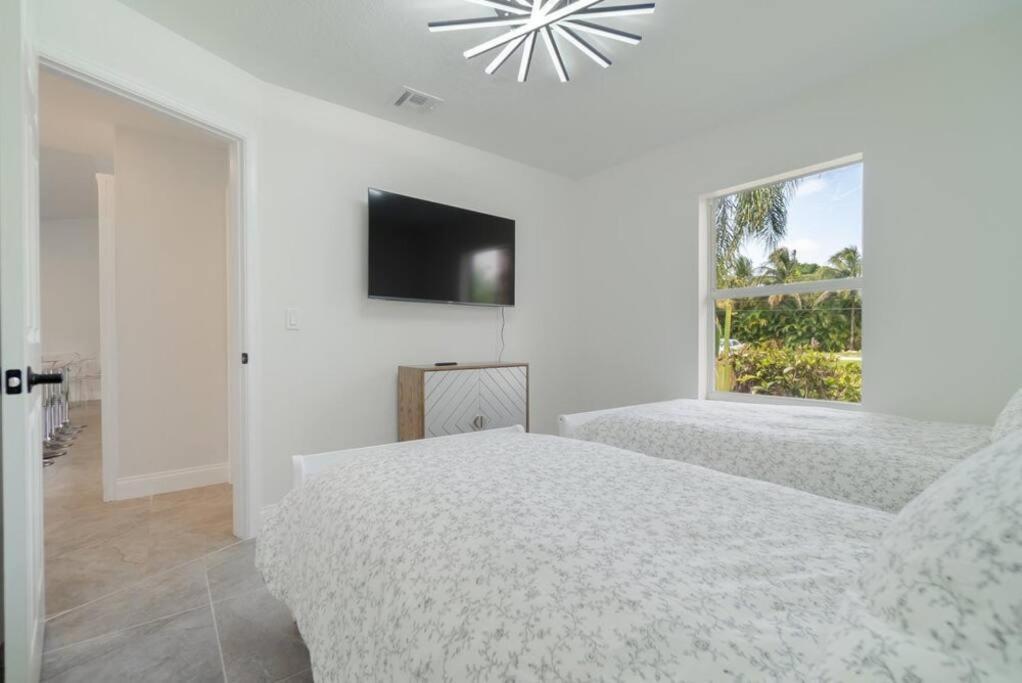 The Retreat - 11 Beds, Huge Backyard *