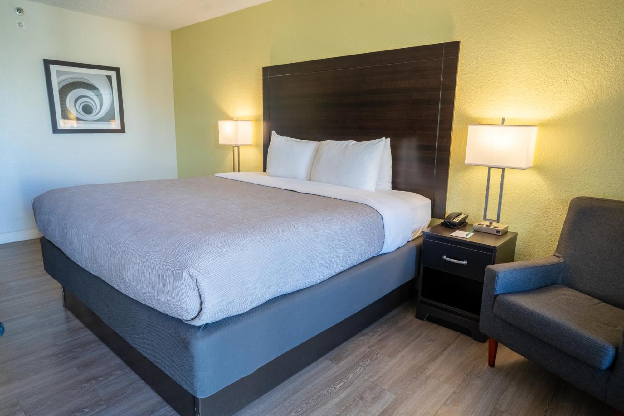 Inn Quality Palm International Airport 3*