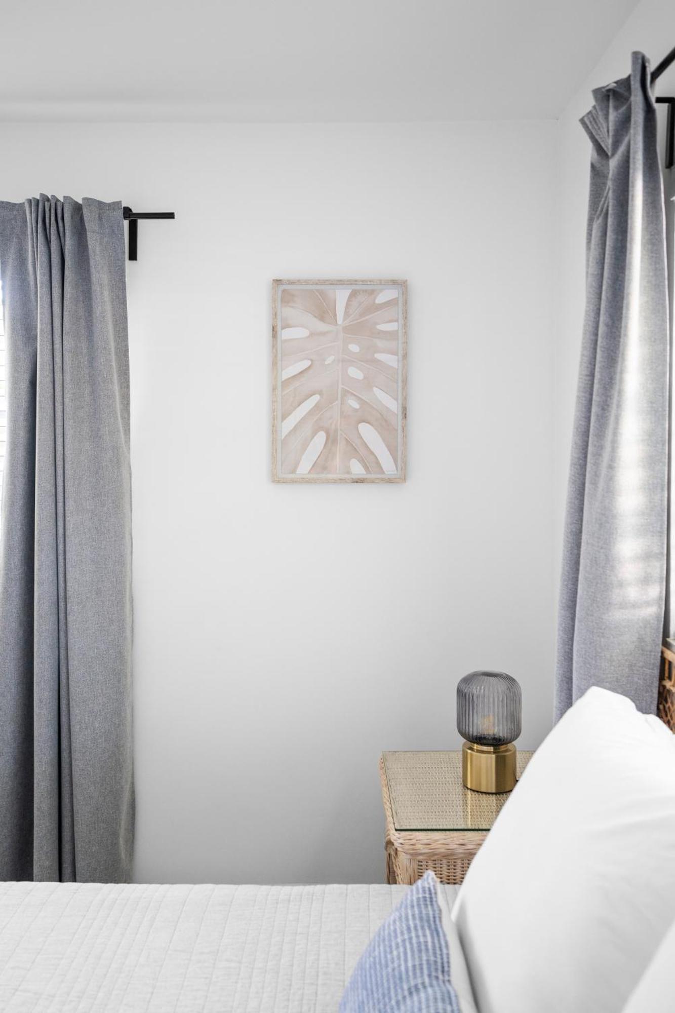 1 Block To The Beach! King Beds! Spacious, Modern Apartment