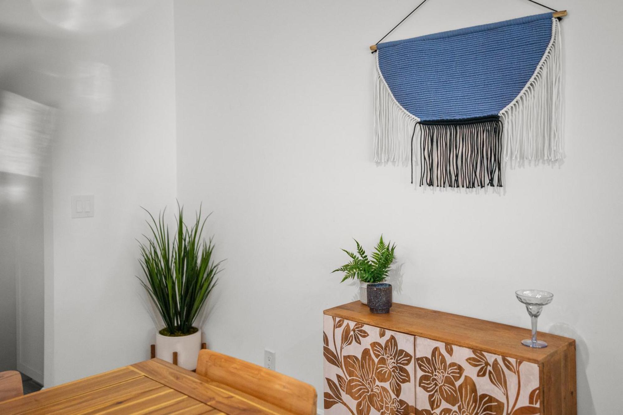 1 Block To The Beach! King Beds! Spacious, Modern