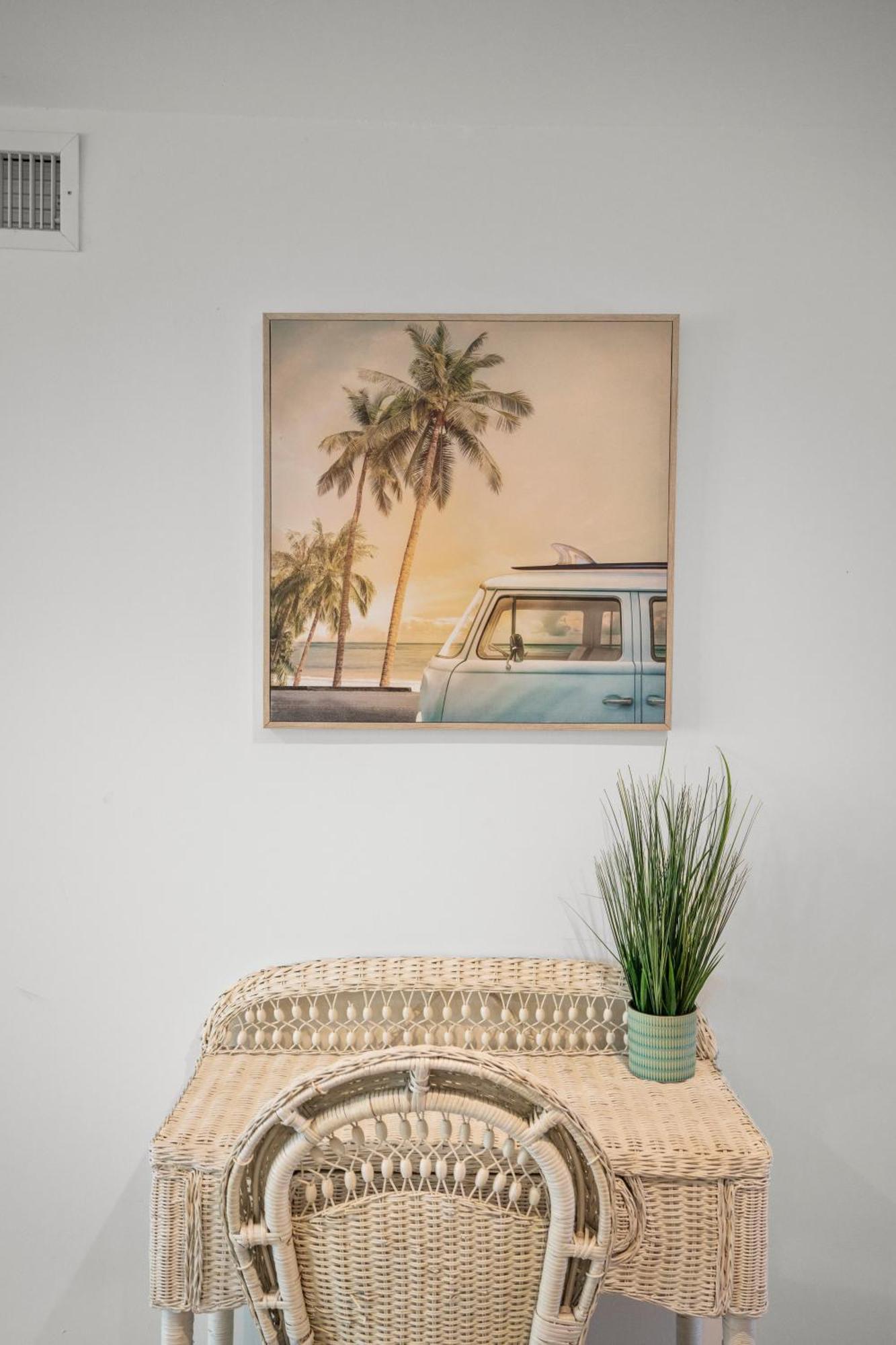 Apartment 1 Block To The Beach! King Beds! Spacious, Modern