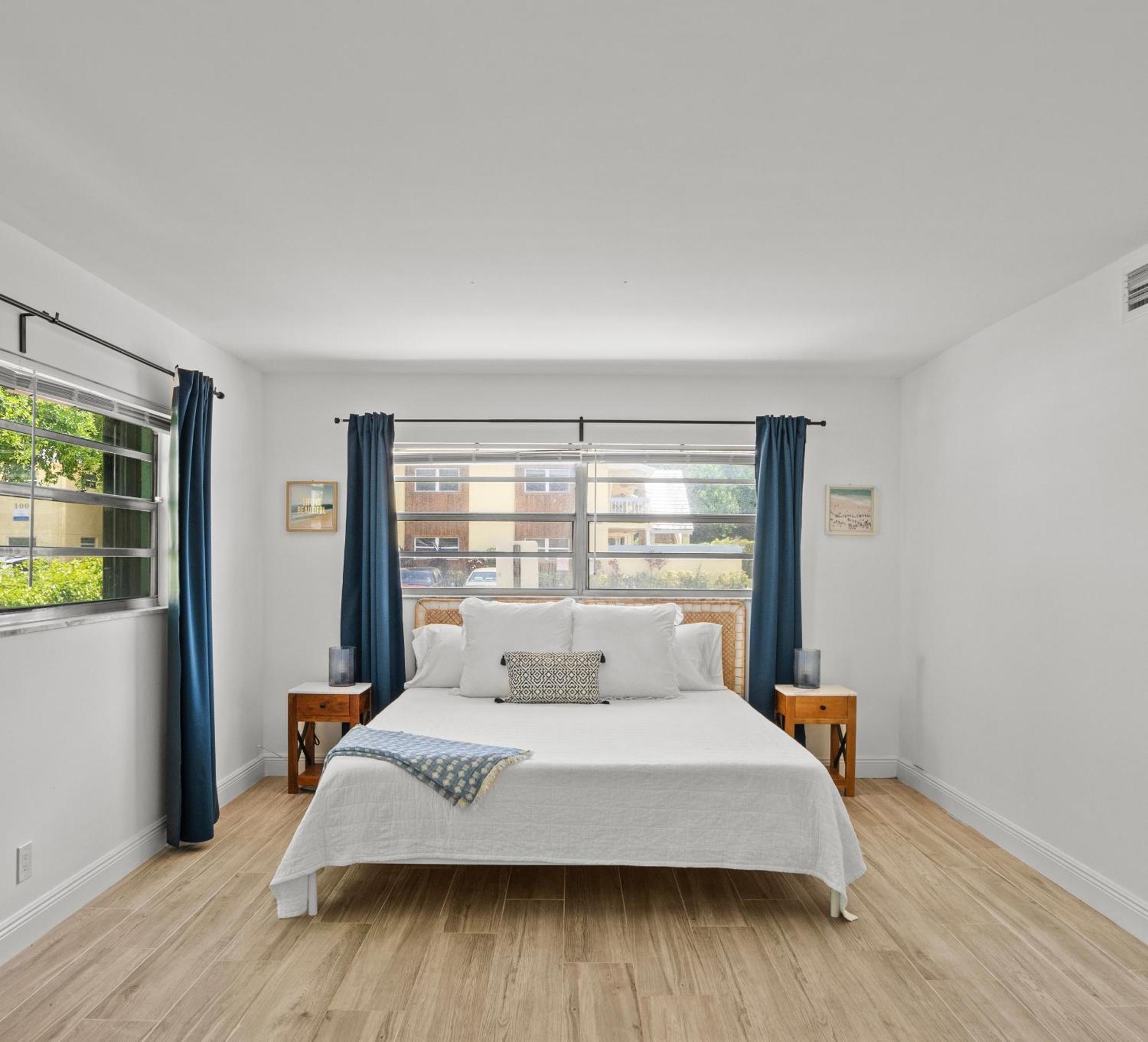 Apartment 1 Block To The Beach! King Beds! Spacious, Modern