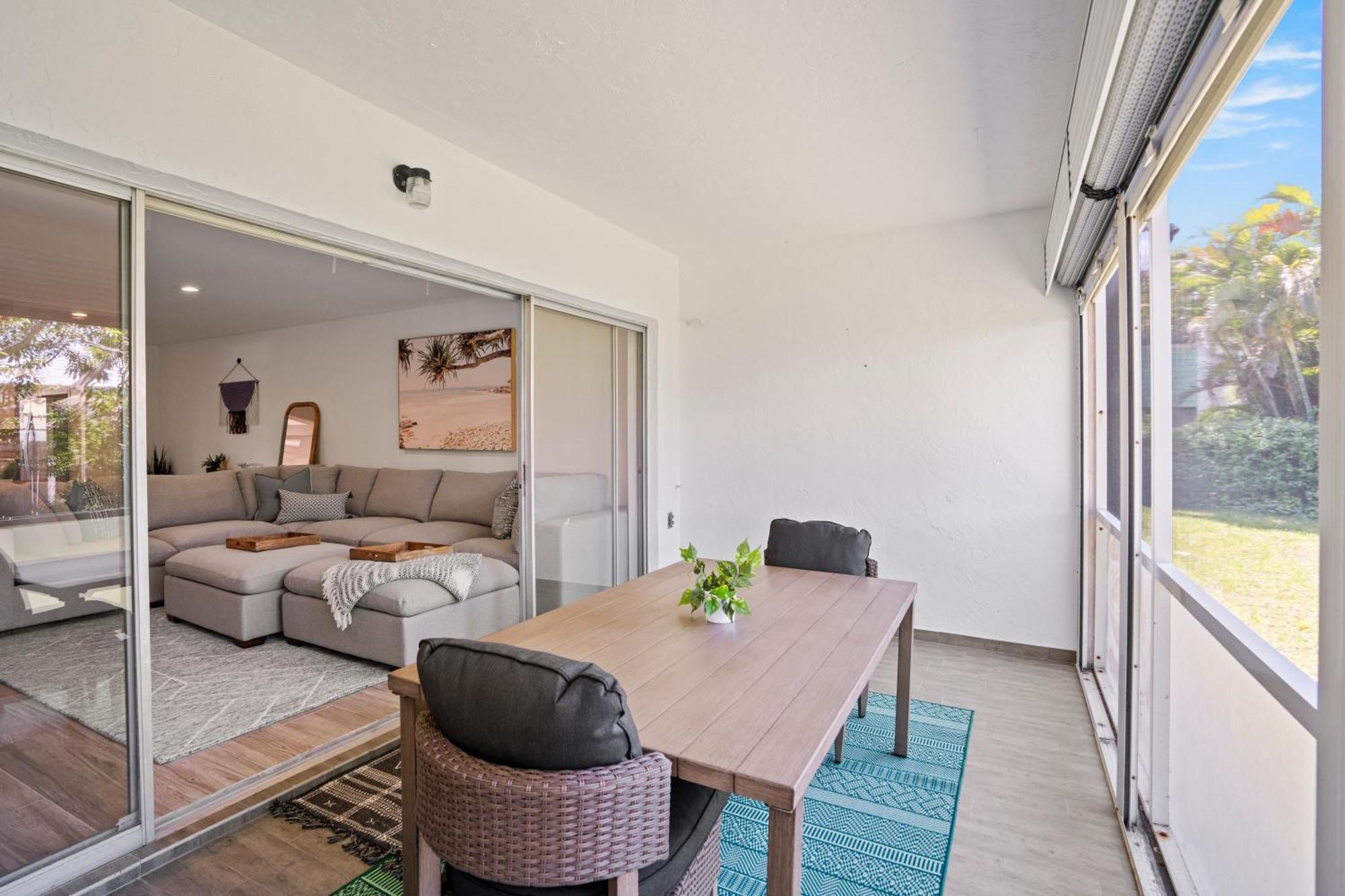 1 Block To The Beach! King Beds! Spacious, Modern Apartment