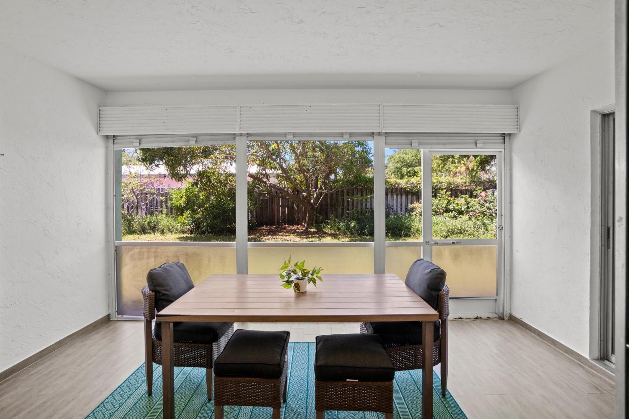 1 Block To The Beach! King Beds! Spacious, Modern