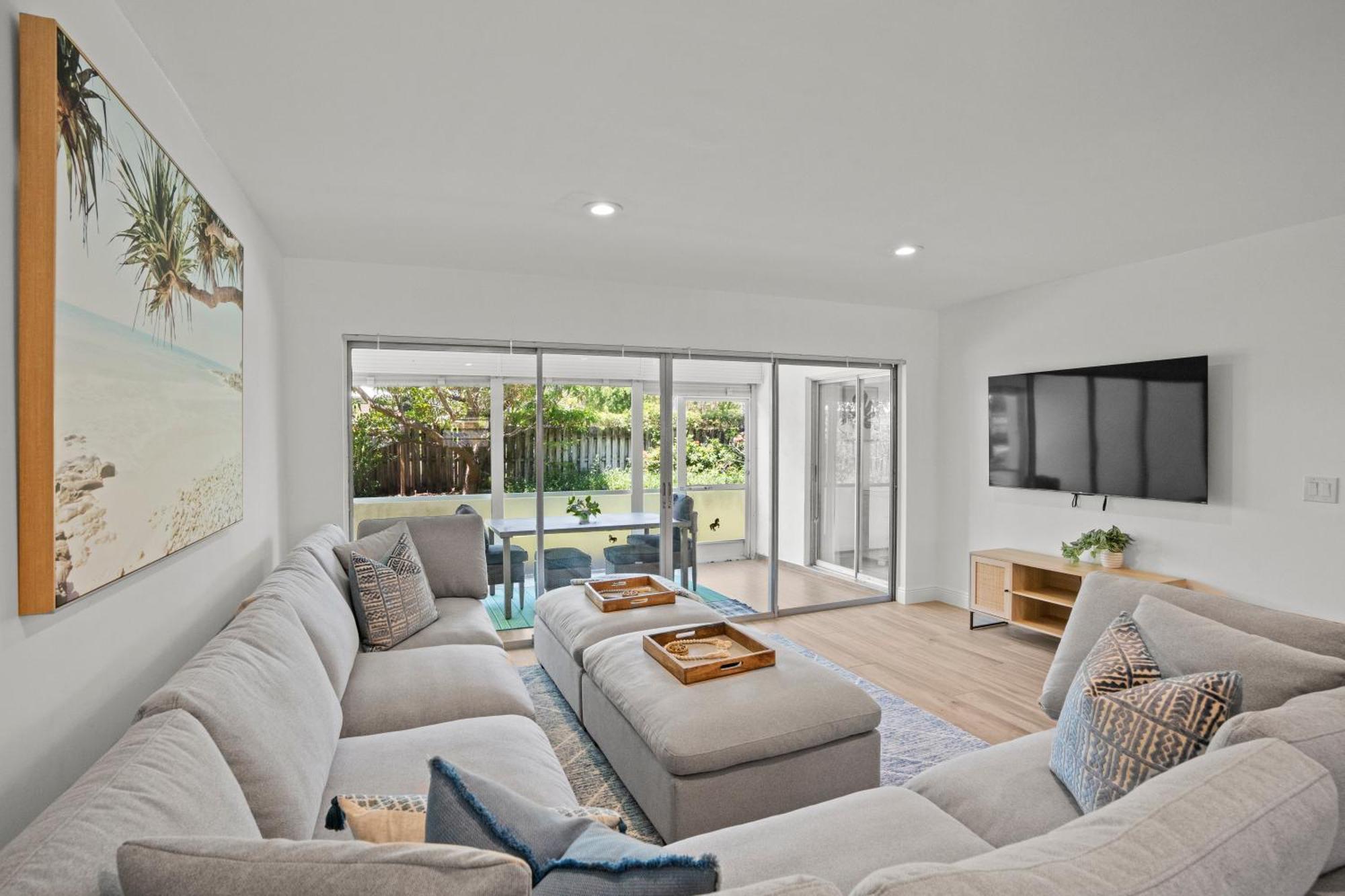 1 Block To The Beach! King Beds! Spacious, Modern *