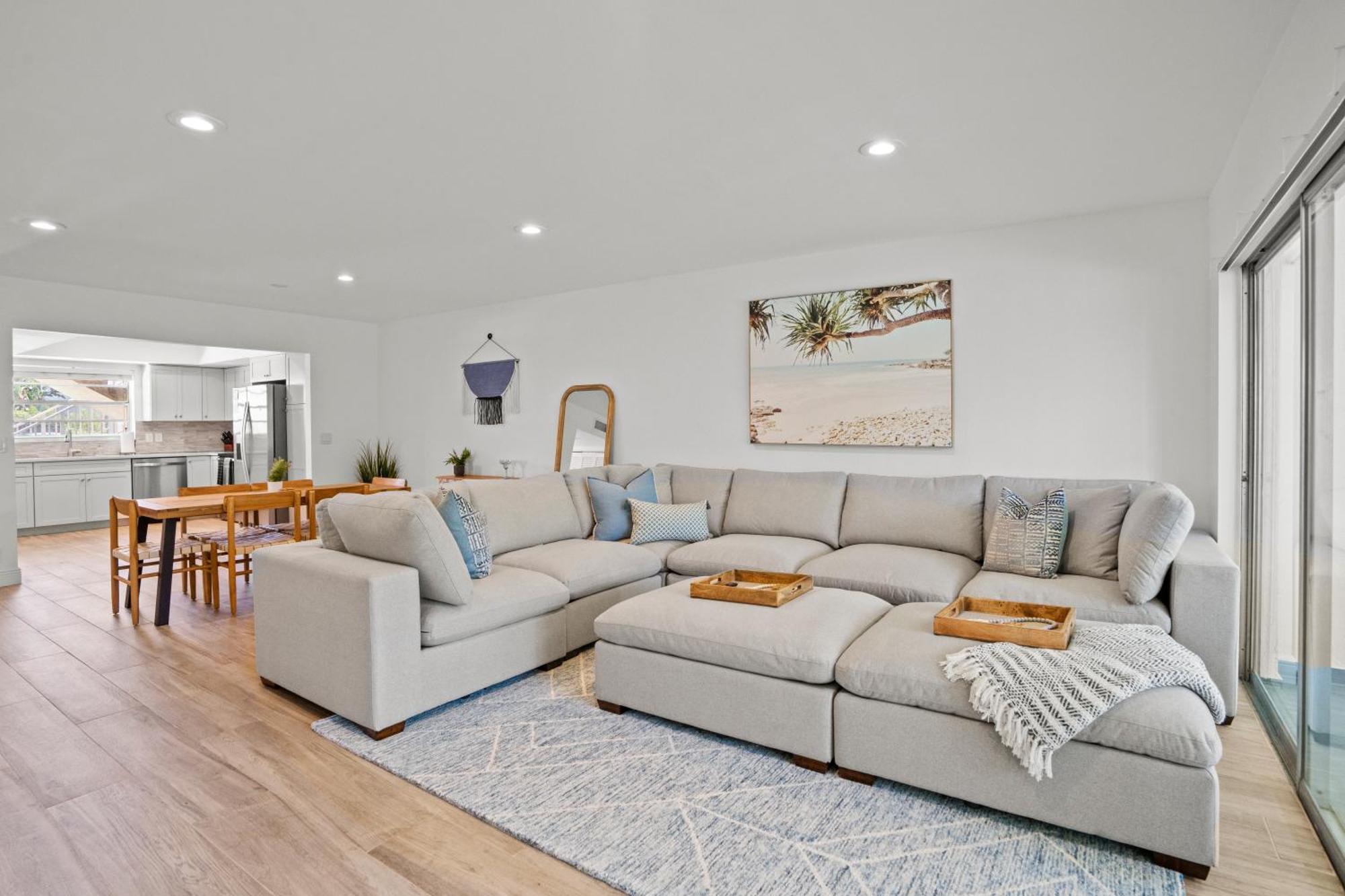 Apartment 1 Block To The Beach! King Beds! Spacious, Modern *