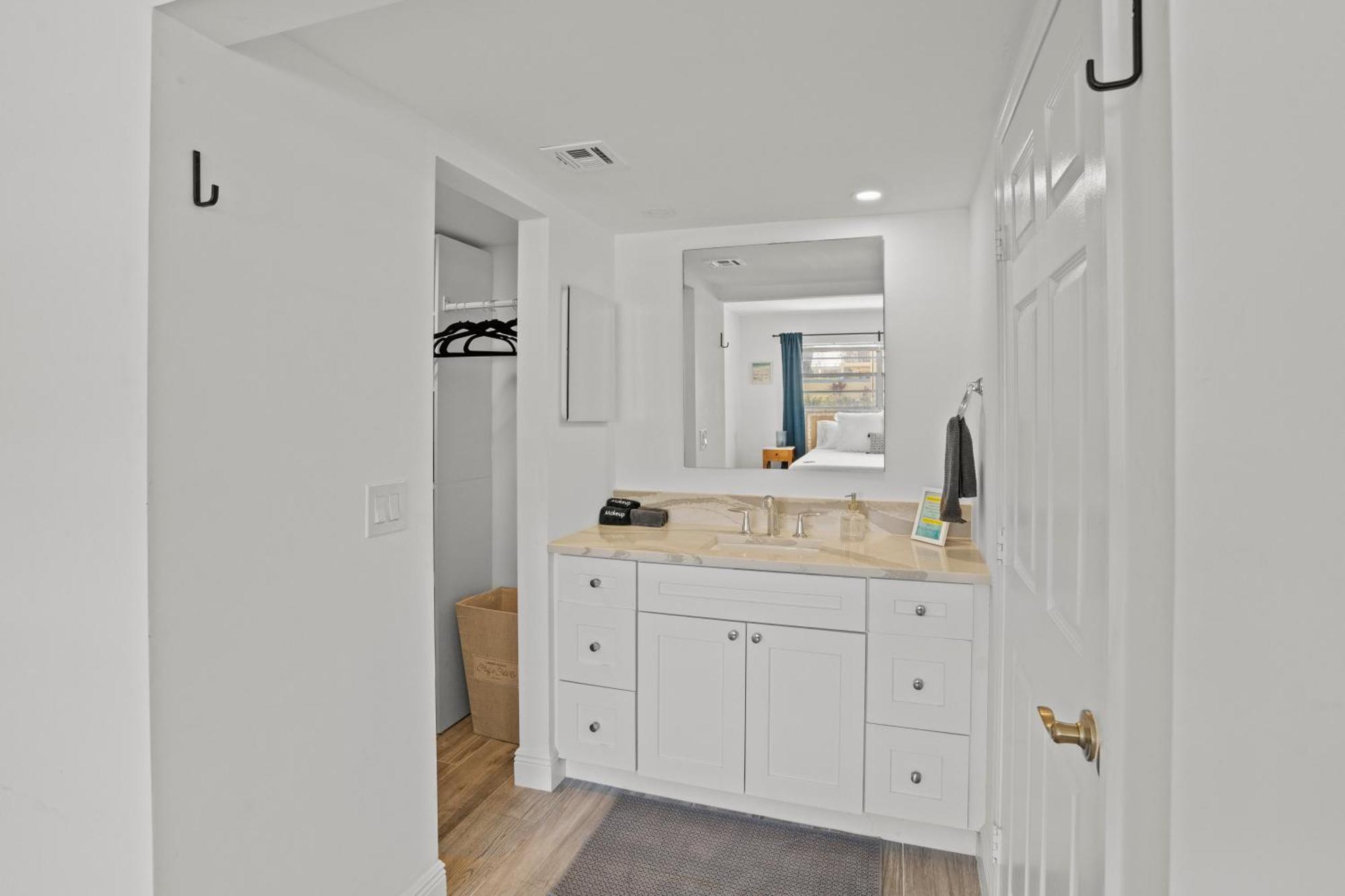 1 Block To The Beach! King Beds! Spacious, Modern * West Palm Beach