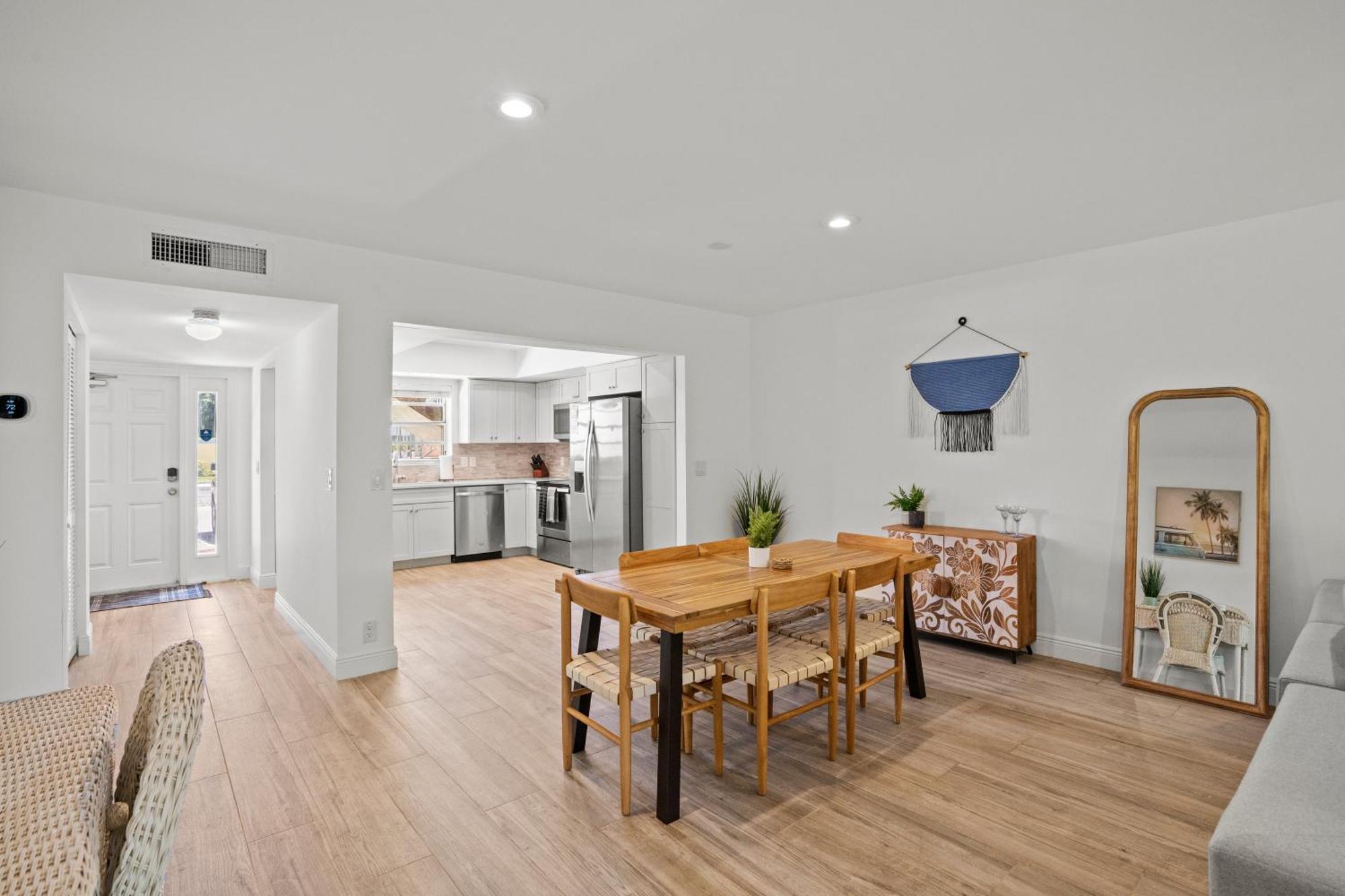 1 Block To The Beach! King Beds! Spacious, Modern Apartment West Palm Beach