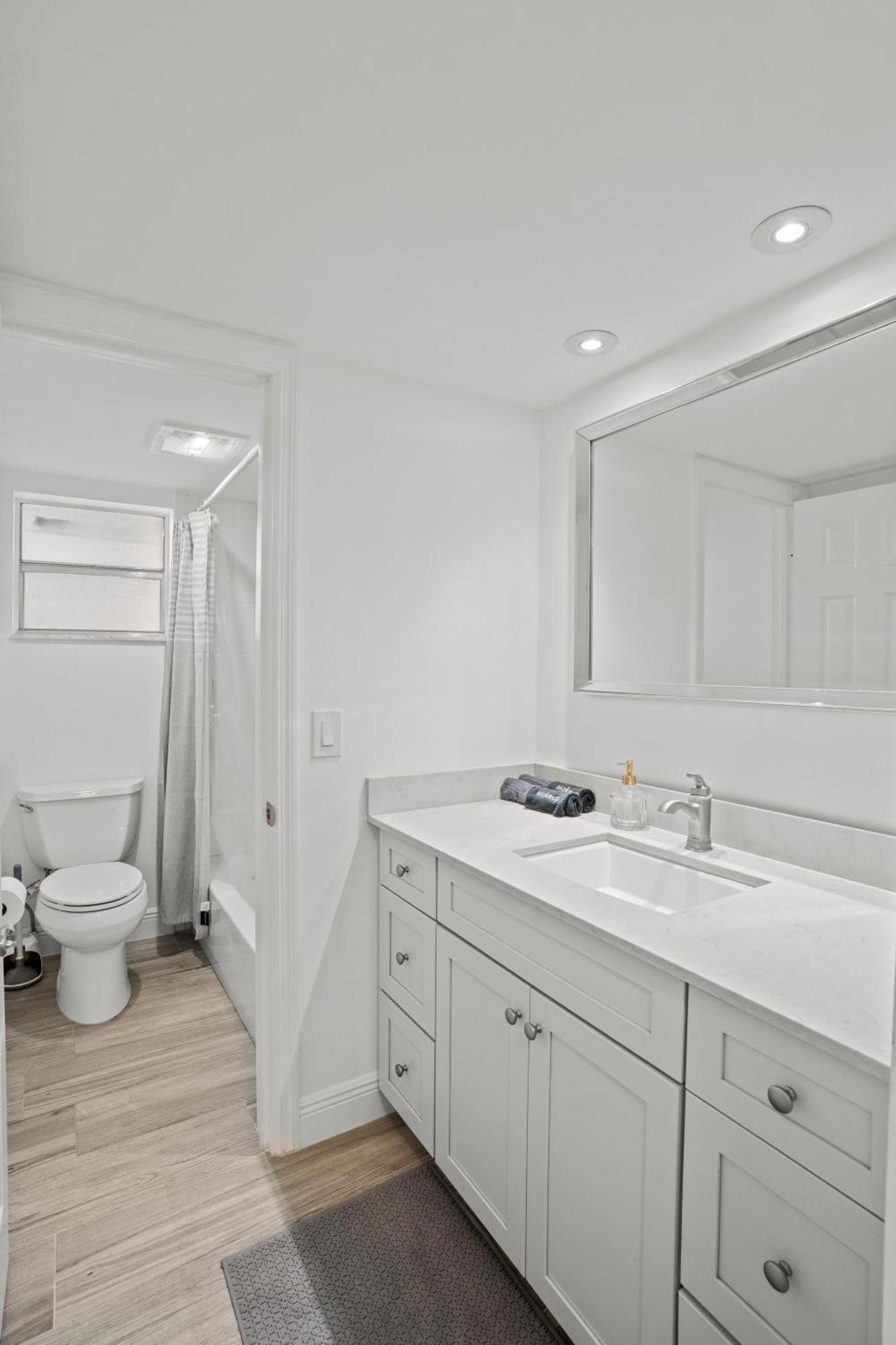 Apartment 1 Block To The Beach! King Beds! Spacious, Modern