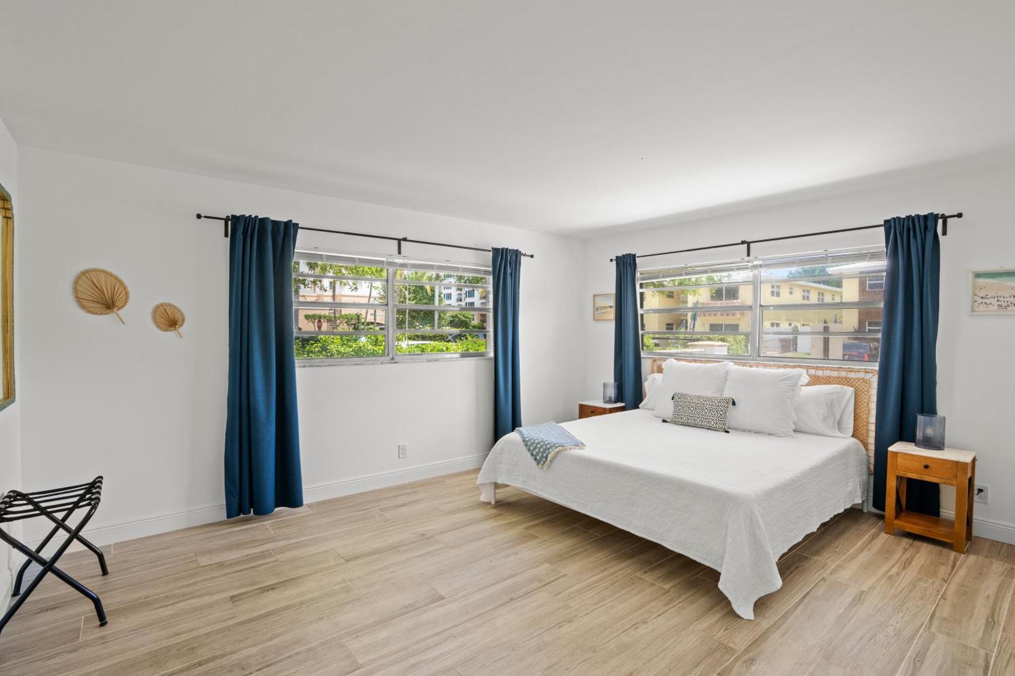 1 Block To The Beach! King Beds! Spacious, Modern Apartment West Palm Beach
