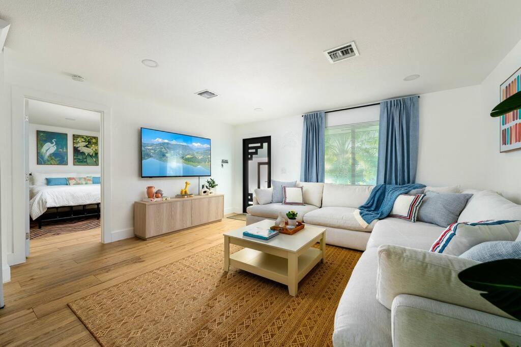 Tropical Jungle Pool House In West Palm Minutes From The Beach, Downtown, & Pbi! Casa de férias West Palm Beach