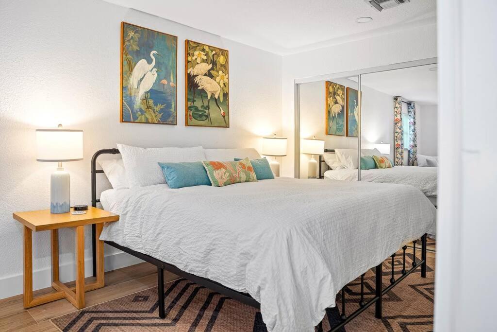 Tropical Jungle Pool House In West Palm Minutes From The Beach, Downtown, & Pbi!