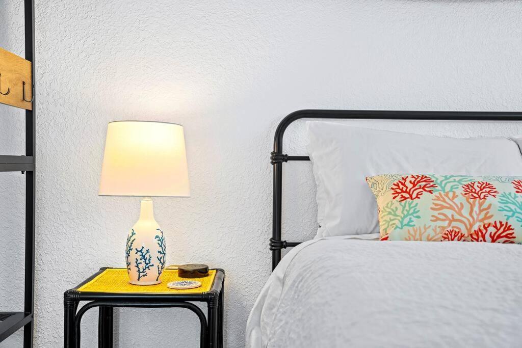 Casa de férias Tropical Jungle Pool House In West Palm Minutes From The Beach, Downtown, & Pbi! West Palm Beach