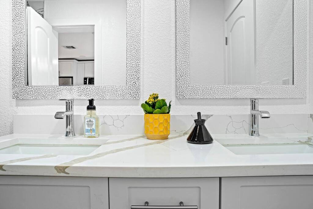 Casa de férias Tropical Jungle Pool House In West Palm Minutes From The Beach, Downtown, & Pbi!