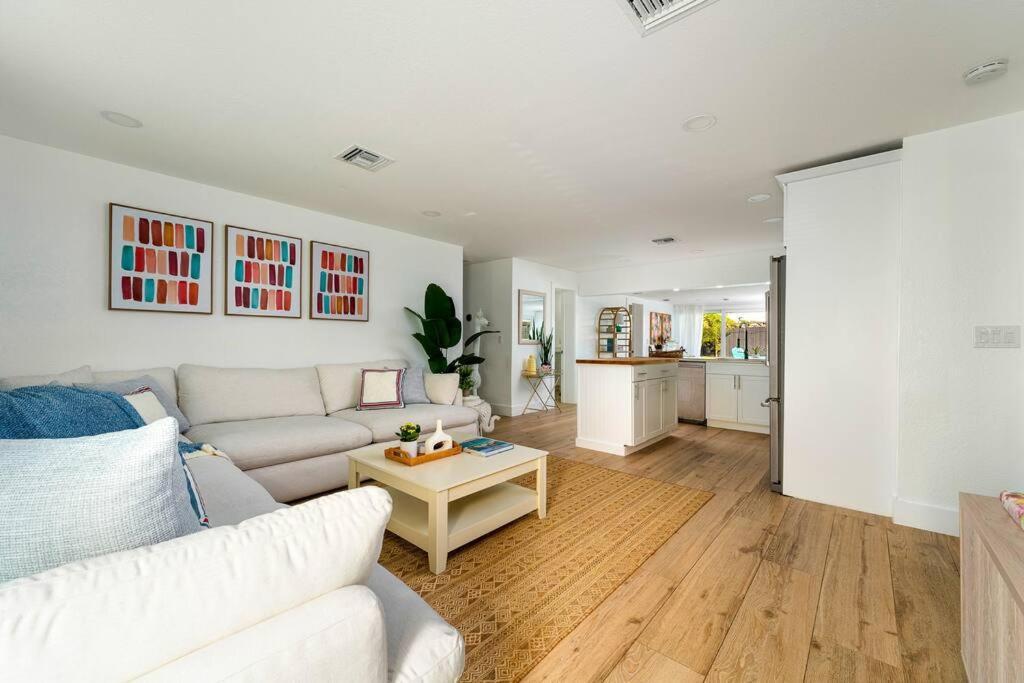 Tropical Jungle Pool House In West Palm Minutes From The Beach, Downtown, & Pbi! West Palm Beach