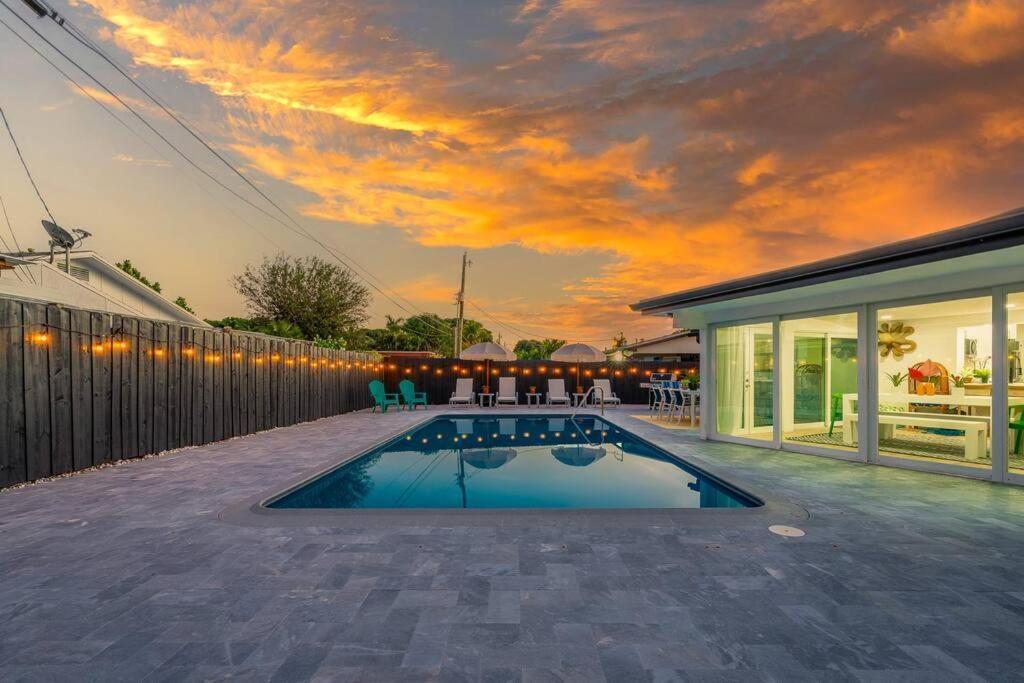 Tropical Jungle Pool House In West Palm Minutes From The Beach, Downtown, & Pbi!