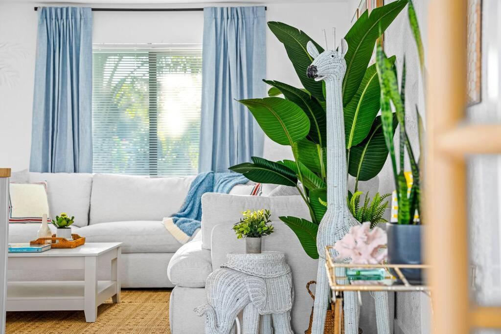 Casa de férias Tropical Jungle Pool House In West Palm Minutes From The Beach, Downtown, & Pbi! West Palm Beach