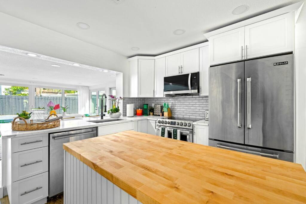 Casa de férias Tropical Jungle Pool House In West Palm Minutes From The Beach, Downtown, & Pbi!