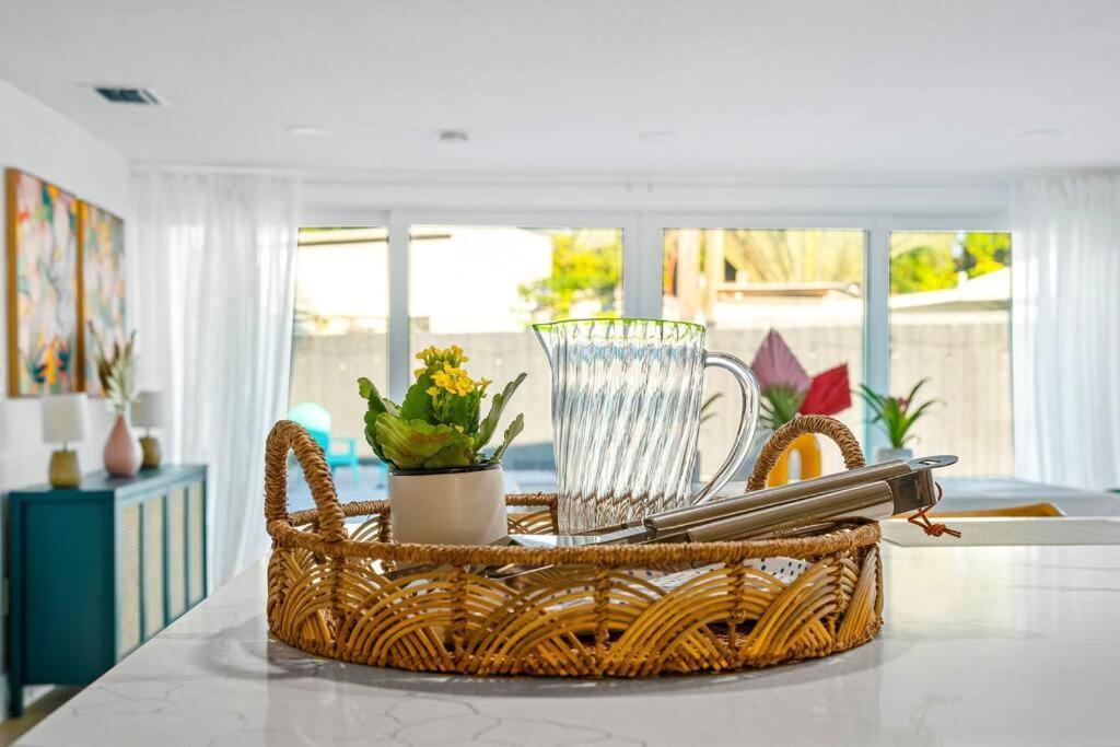Tropical Jungle Pool House In West Palm Minutes From The Beach, Downtown, & Pbi! *