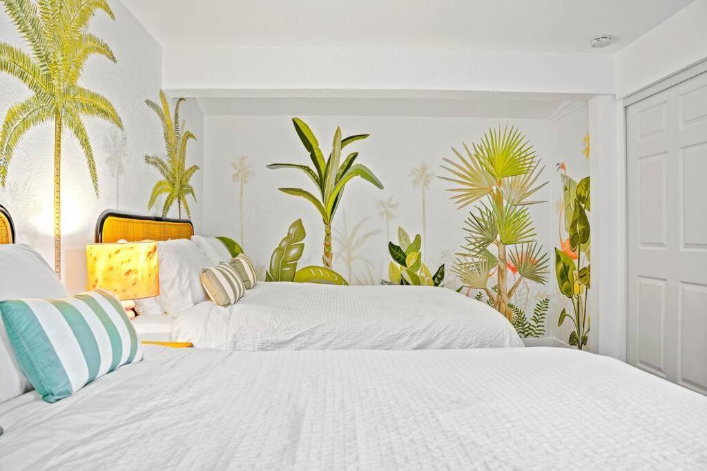 Casa de férias Tropical Jungle Pool House In West Palm Minutes From The Beach, Downtown, & Pbi!