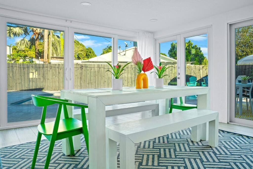 Casa de férias Tropical Jungle Pool House In West Palm Minutes From The Beach, Downtown, & Pbi! *