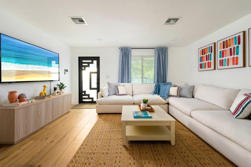 Tropical Jungle Pool House In West Palm Minutes From The Beach, Downtown, & Pbi! * West Palm Beach