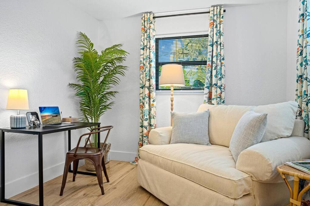 Casa de férias Tropical Jungle Pool House In West Palm Minutes From The Beach, Downtown, & Pbi!