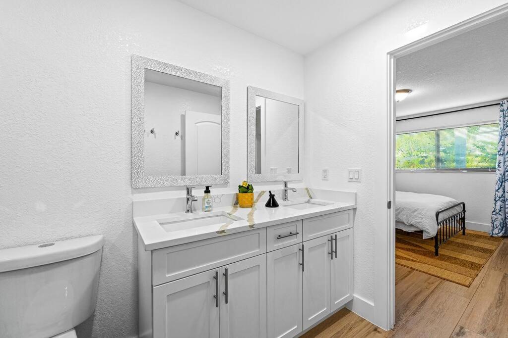 Casa de férias Tropical Jungle Pool House In West Palm Minutes From The Beach, Downtown, & Pbi! *