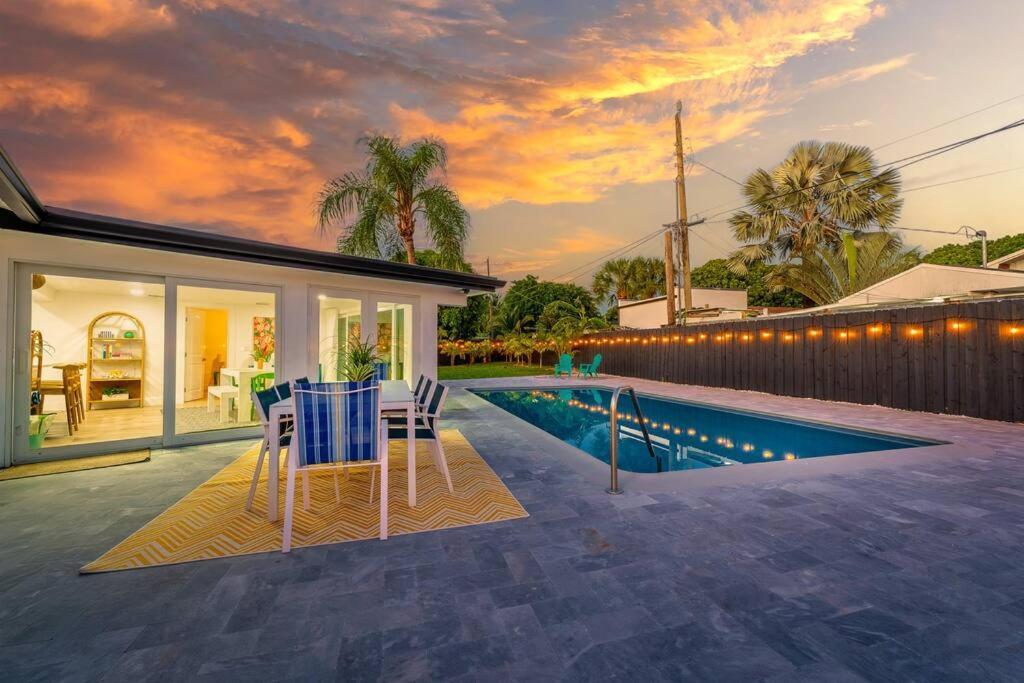 Tropical Jungle Pool House In West Palm Minutes From The Beach, Downtown, & Pbi!