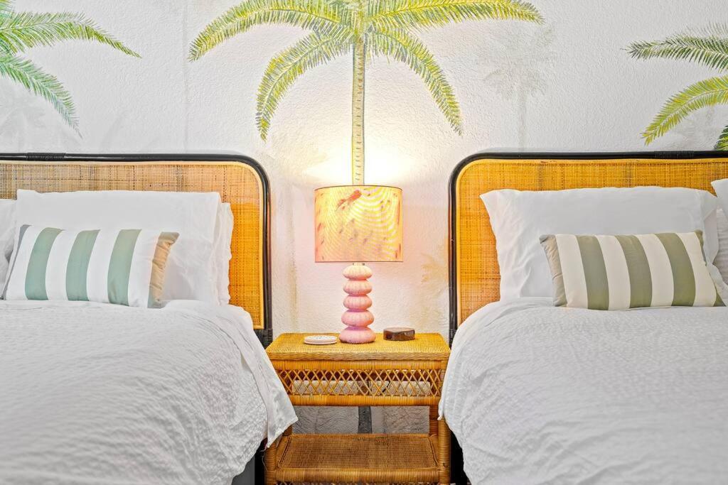 Tropical Jungle Pool House In West Palm Minutes From The Beach, Downtown, & Pbi! * West Palm Beach