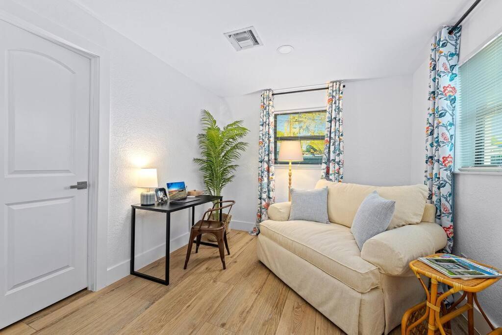 Casa de férias Tropical Jungle Pool House In West Palm Minutes From The Beach, Downtown, & Pbi!